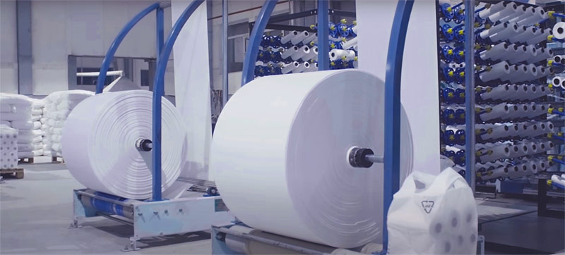 Полипропиленовая ткань в рулонах на производстве мешков